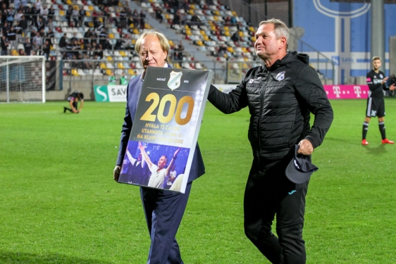 Srećko Juričić simbolično je darovao Matjaža Keka uoči 200. utakmice