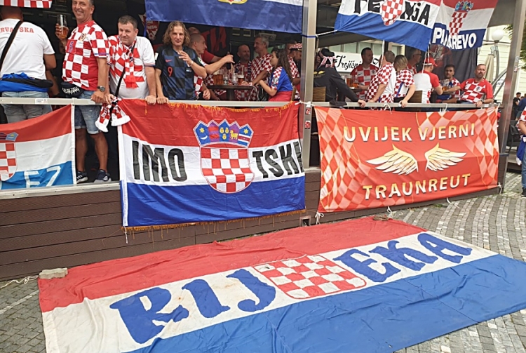 Nekoliko stotina hrvatskih navijača stiglo u Trnavu bez ulaznica