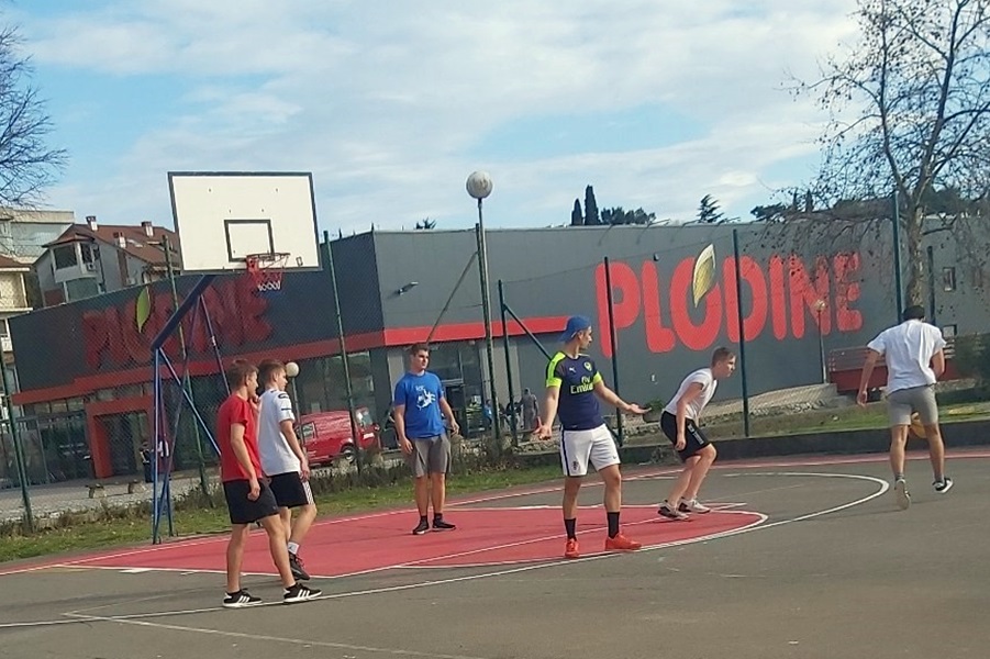 vaterpolisti VKC a na basketu