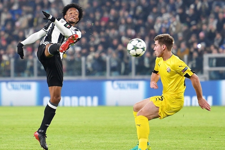 Juan Cuadrado (Juventus) i Bojan Knežević u utakmici Lige prvaka