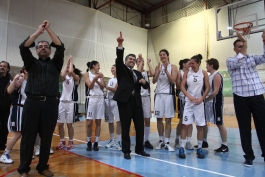 Zvonko Čapko s košarkašicama Pletera