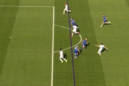 Ako je snimka u televizijskom prijenosu autentična, Adu-Adjei je bio u zaleđu