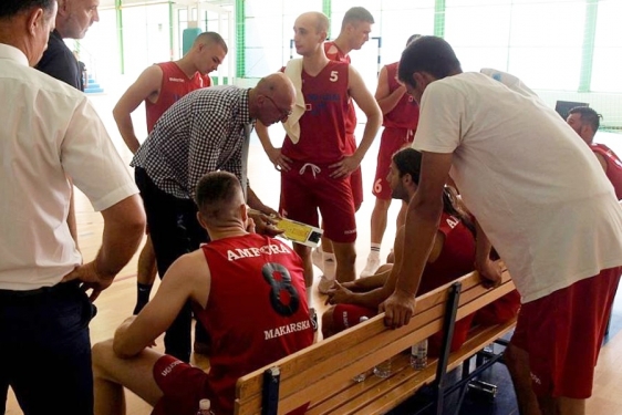 Košarkaši Amfore s trenerom Nenadom Videkom
