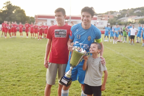 Kapetan Baltazar Bogolin dobio pokal pobjednika