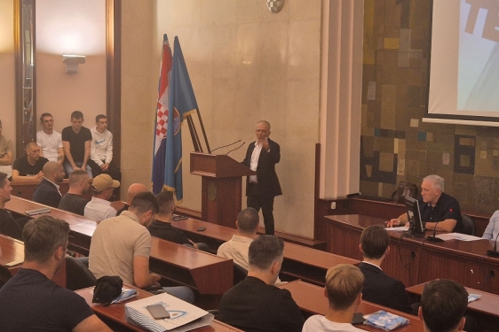 Sanjin Ugarković za govornicom