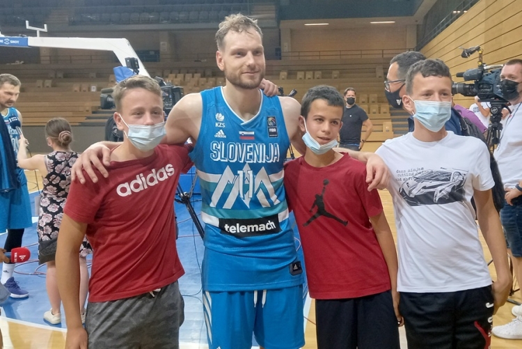 Zoran Dragič s mladim riječkim košarkaškim zaljubljenicima