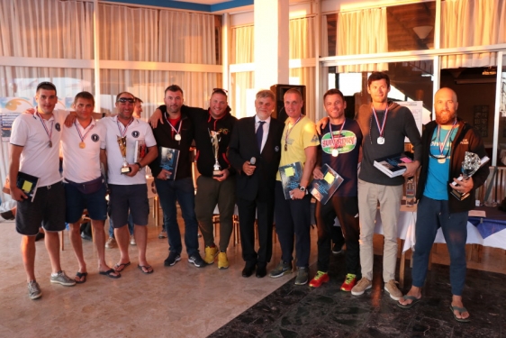 Pobjednici XXV Ekipnog prvenstva Hrvatske u podvodnom ribolovu sa predsjednikom HSŠRM Đurom Marinovićem