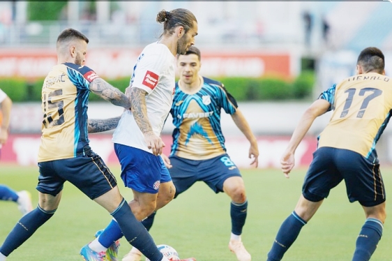 Prije Jadranskog derbija Damir Mišković postao je bivši vlasnik, Radomir Đalović postao je bivši trener,  Rijeka je nakon četiri kola postala bivši prvak...