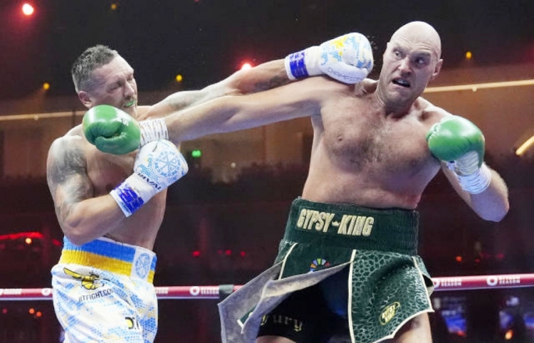 Oleksandr Usyk  apsolutni prvak svijeta, pogledajte kako se izvukao Tyson Fury