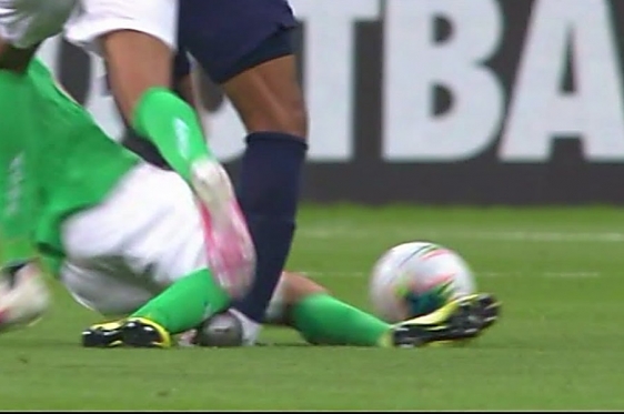 Kylian Mbappe teže ozlijeđen, pogledajte brutalni start braniča St. Etiennea