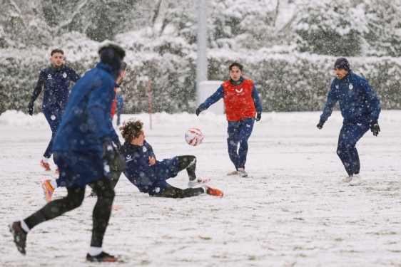 Nogometaši Dinama prvi trening odradili u snježnim uvjetima na Maksimiru