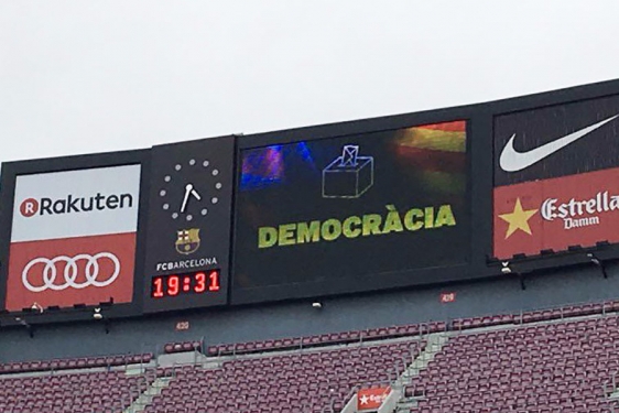 Demokracija, stajalo je na semaforu na Camp Nou 