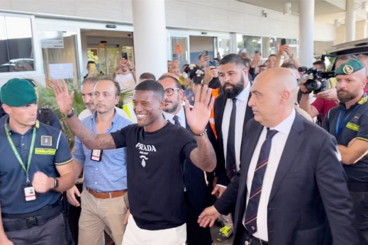 Georginio Wijnaldum na rimskom aerodromu