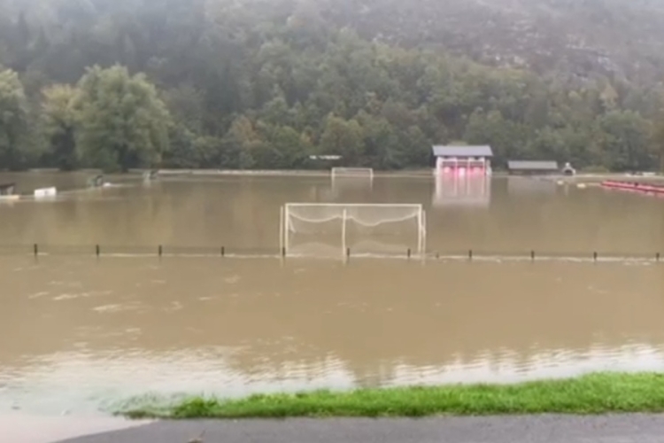 Dobra potopila nogometno igralište u Gomirju