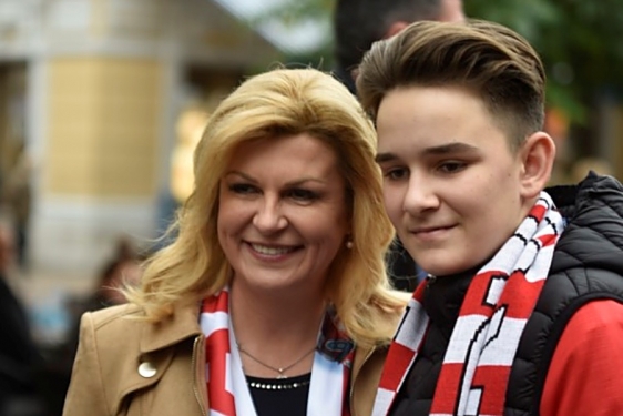 Kolinda Grabar Kitarović s navijačima