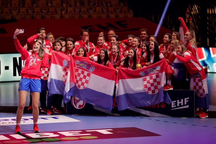 Hrvatske rukometašice s krunama i brončanim medaljama