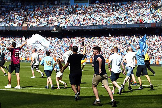 Navijači Manchester Citya nakon utakmice su utrčali na teren proslaviti naslov prvaka