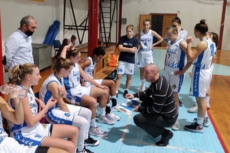 Košarkašice FSV-a s trenerom Marinom Mijaljevićem