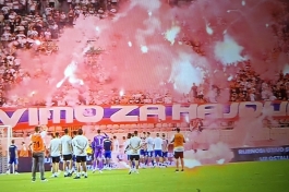 Pogledajte kako je nezadovoljna Torcida gađala bakljama  igrače Hajduka