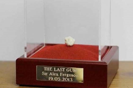 Posljednja žvakaća guma Alexa Fergusona prodana za 450.000 eura!