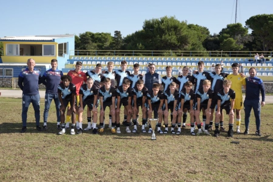 Drugoplasirani nogometaši Rijeke s predsjednikom Damirom Miškovićem 