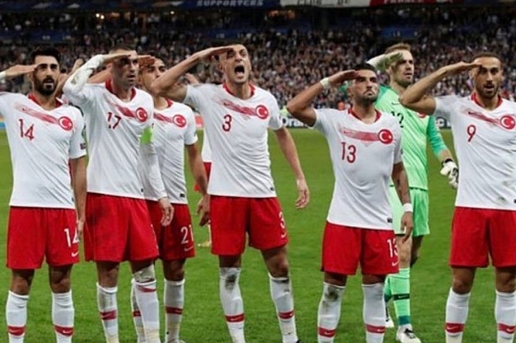 Turski igrači u Parizu salutirali  u znak podrške turskoj vojsci koja je napala Kurde u Siriji