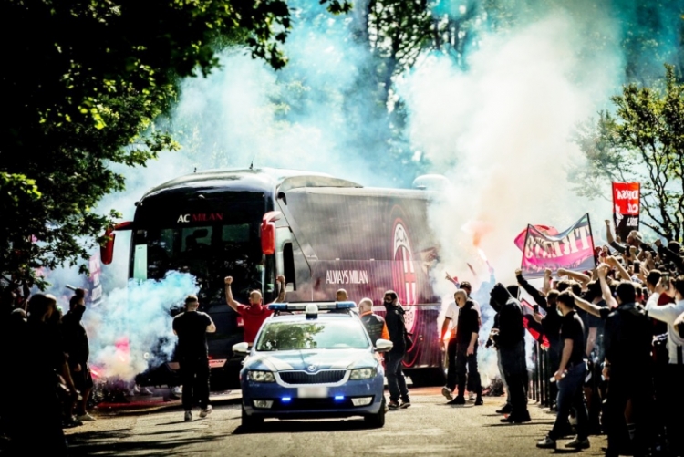 Navijači Milana ispratili igrače na put u Torino gdje se igra derbi kola