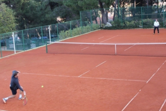 Zašto su teniska igrališta zatvorena za rekreativce s obzirom da tenis nije kontaktni sport?