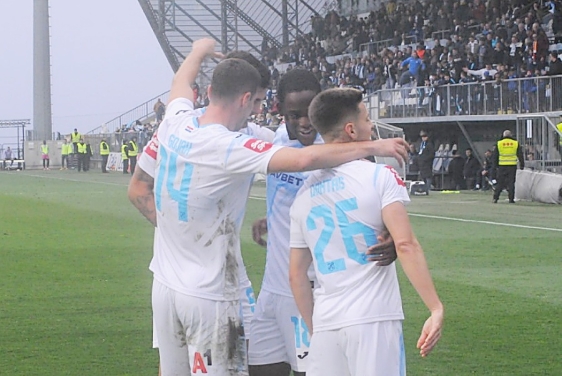 Rijeka pobijedila Lokomotivu u utakmici koja će ostati upamćena jedino prema rezultatu, Toni Fruk uzeo stvaralački predah