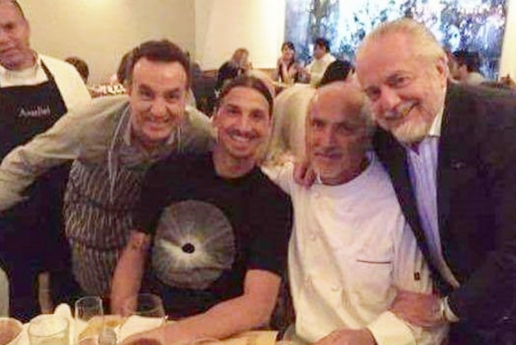 Ibrahimović i De Laurentiis s osobljem restauranta u Los Angelesu 