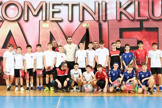 Tin Lučin družio se s mladim rukometašima