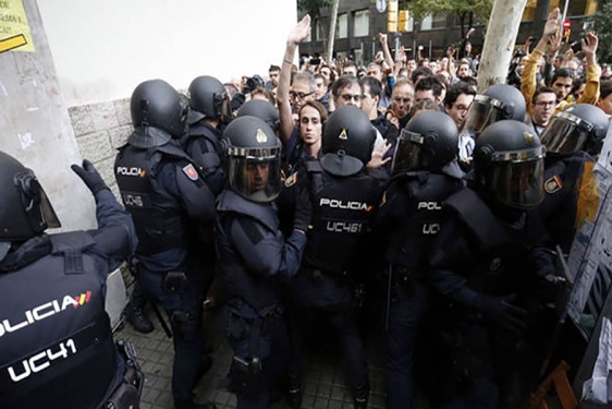 Policija sprečava Katalonce da izađu na birališta 
