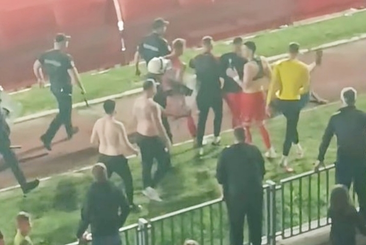 Sramotne scene iz Kragujevca, pogledajte sukob navijača i igrača Radničkog
