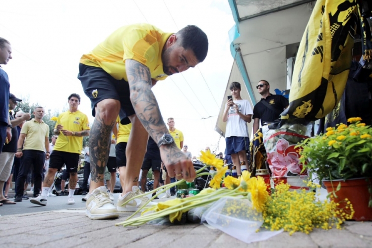 Igrači AEK-a odali počast ubijenom navijaču
