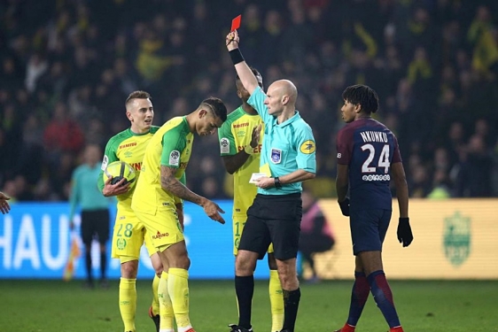 Tony Chapron pokazao crveni karton igraču Nantesa zbog slučajnog saplitanja