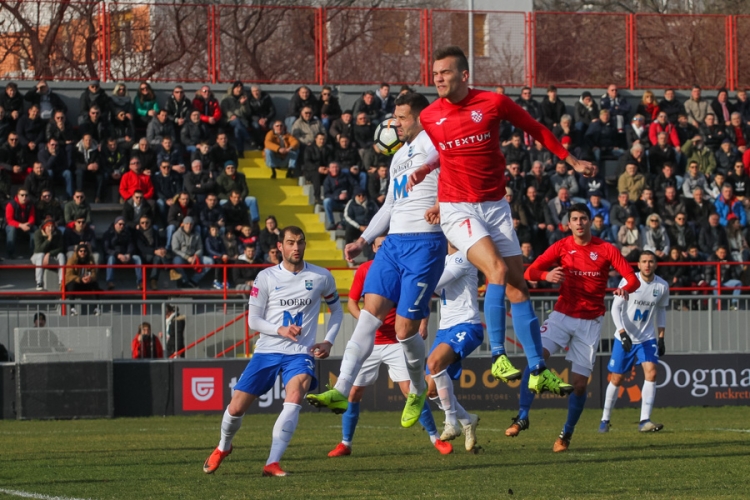 Gabrijel Boban (Osijek) i Edin Fatić (Orijent 1919) u zračnom duelu