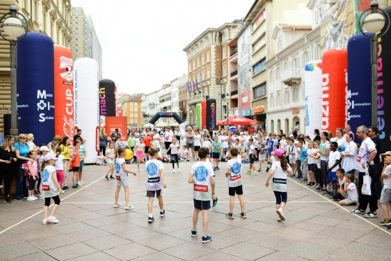 Rijeka djece na Korzu